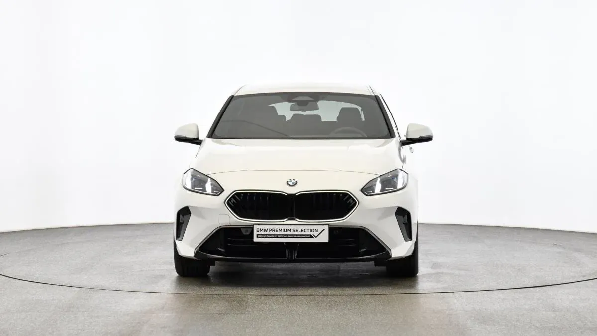 BMW 1 Series 2025 photo 2