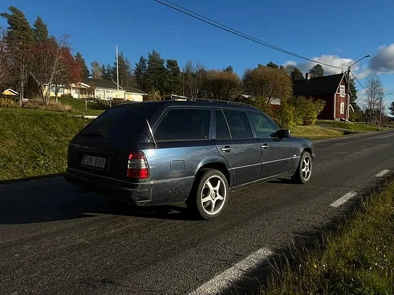 Mercedes-Benz E300 1995 photo 4
