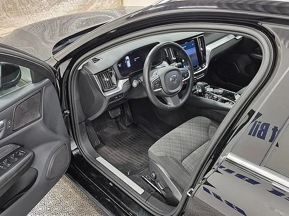 Volvo V60 2023 photo 2