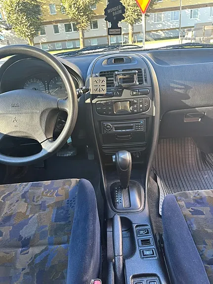 Mitsubishi Carisma 1998 photo 5