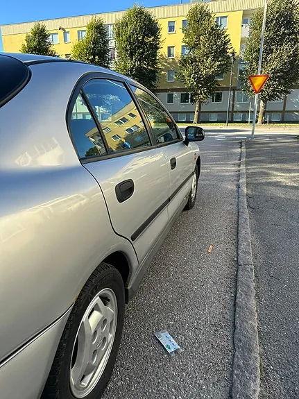 Mitsubishi Carisma 1998 photo 2