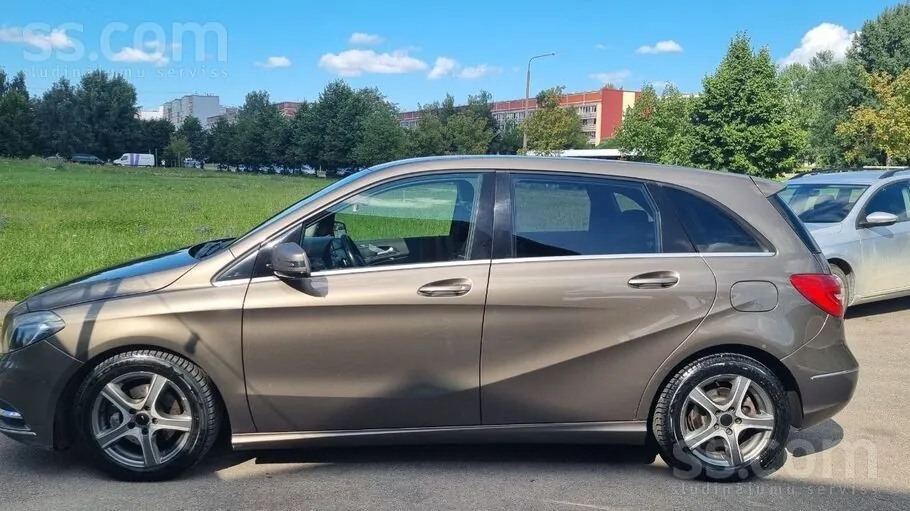Mercedes-Benz B200 2013 photo 2
