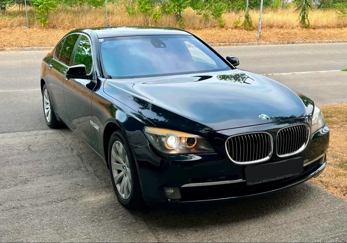 BMW 7 Series 2011 photo 2