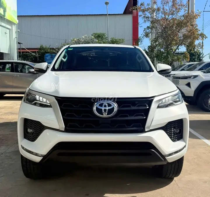Toyota Fortuner 2023 photo 3