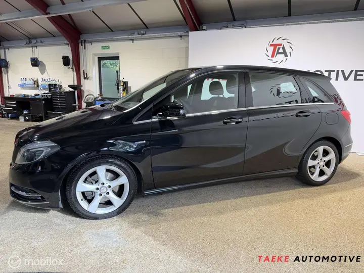 Mercedes-Benz B 180 2012 photo 2