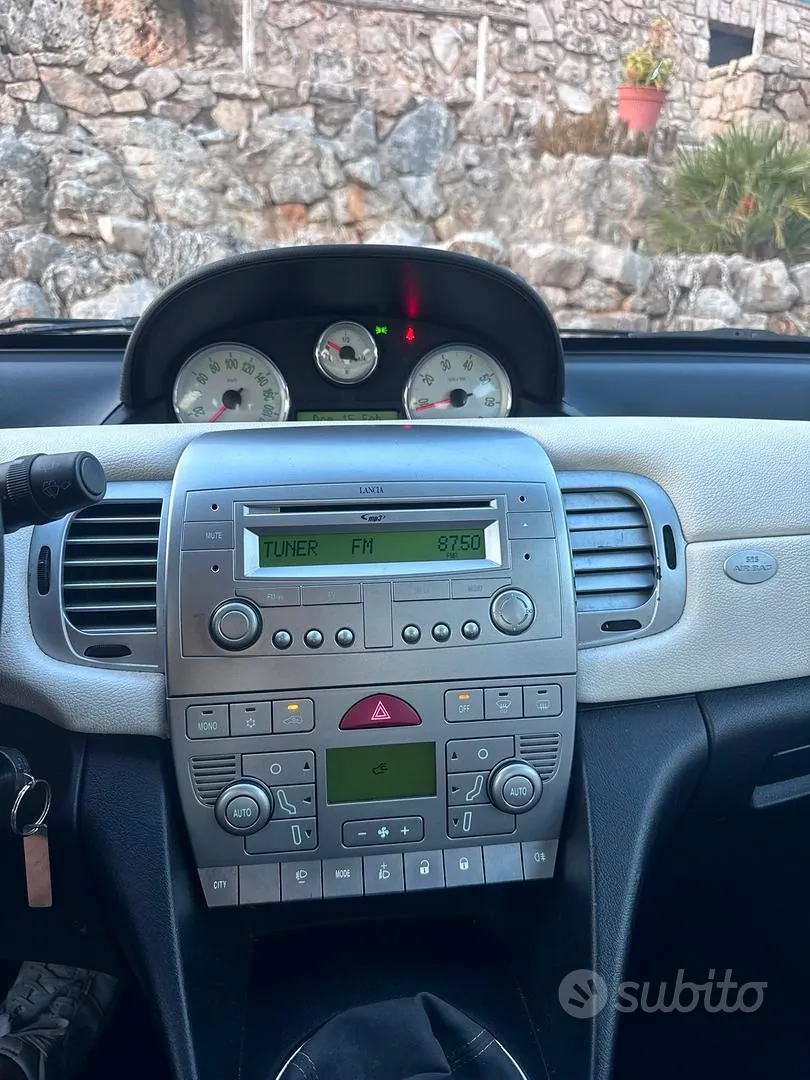 Lancia Ypsilon 2011 photo 2