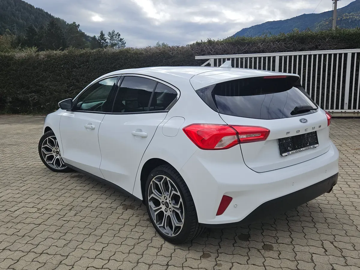 Ford Focus 2018 photo 2