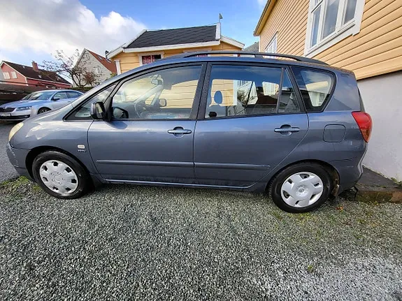 Toyota Corolla Verso 2003 photo 2