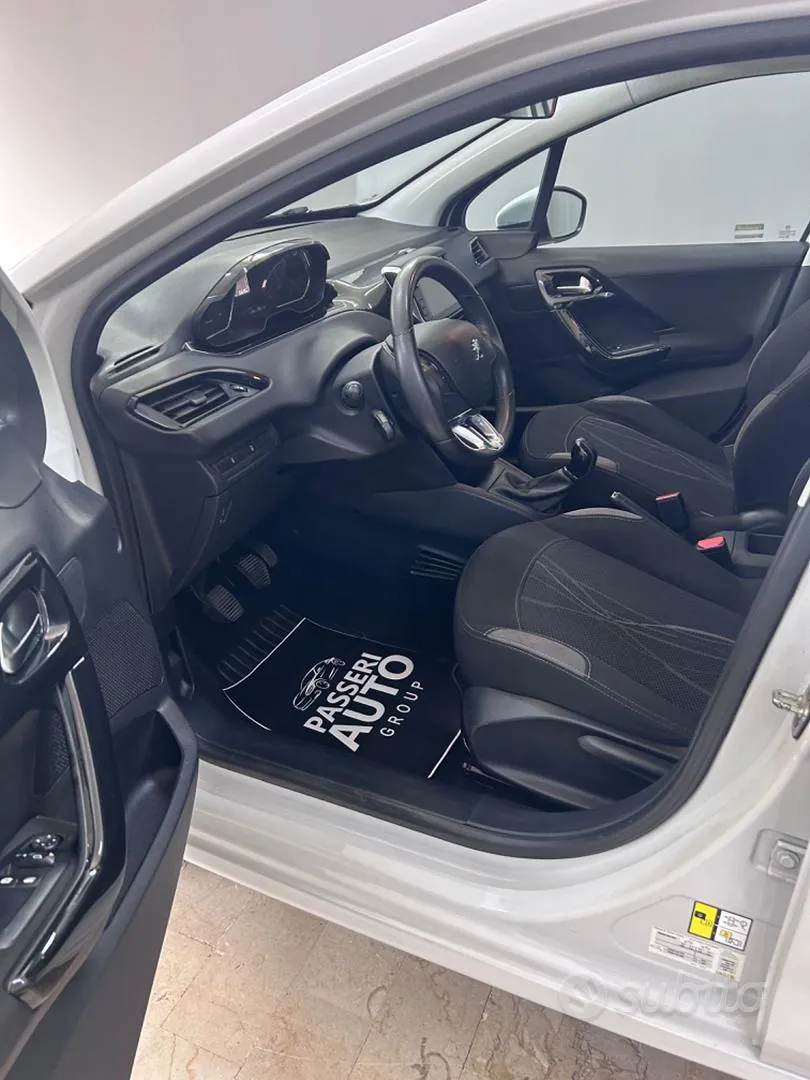 Peugeot 208 2015 photo 5