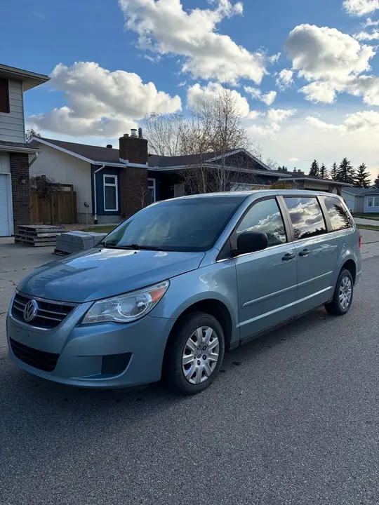 Volkswagen Routan 2009 photo 2