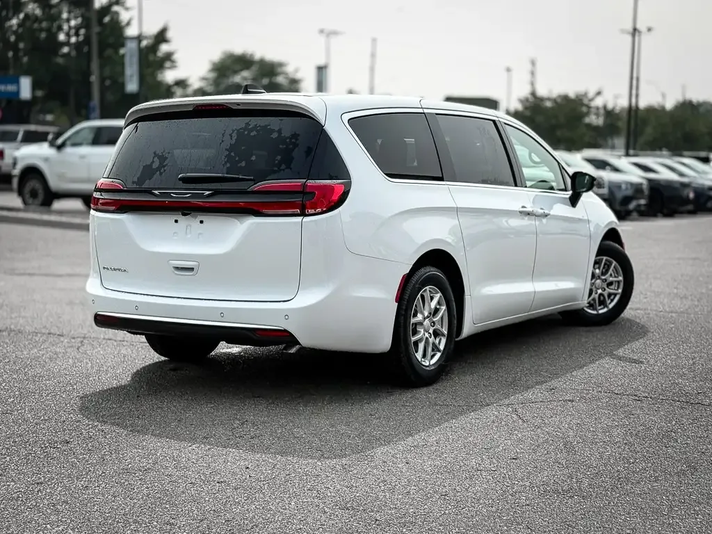 Chrysler Pacifica 2027 photo 2