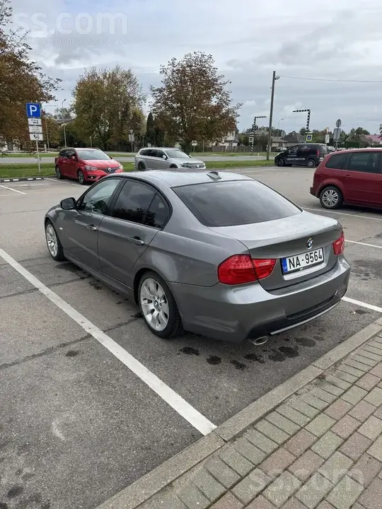 BMW 320 2011 photo 2