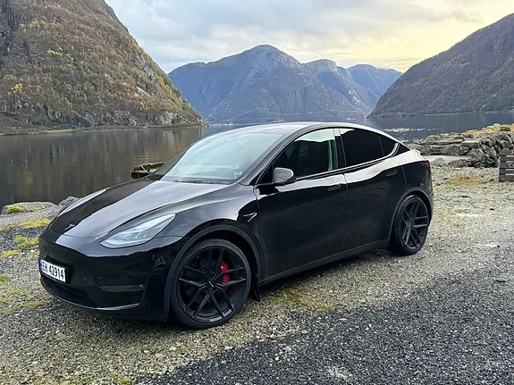 Tesla Model Y 2024 photo 3