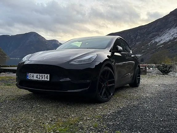 Tesla Model Y 2024 photo 2