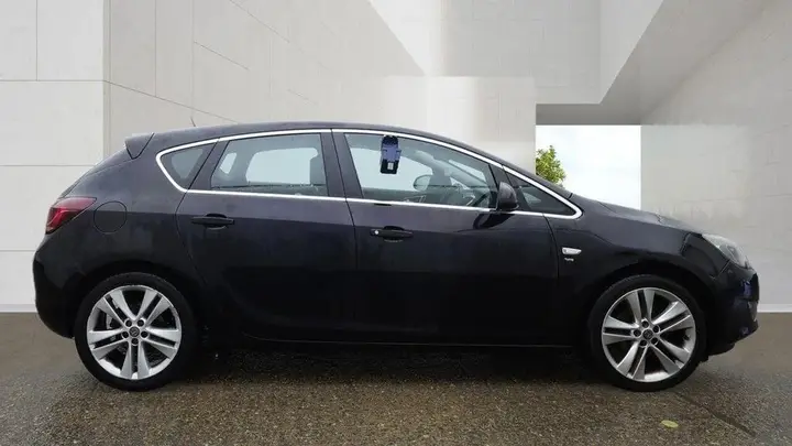 Vauxhall Astra 2010 photo 5
