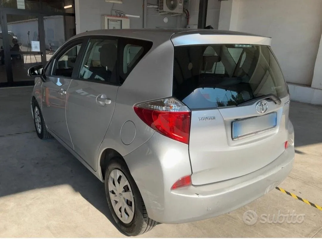Toyota Verso-S 2011 photo 2