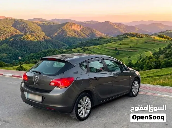 Opel Astra 2012 photo 2