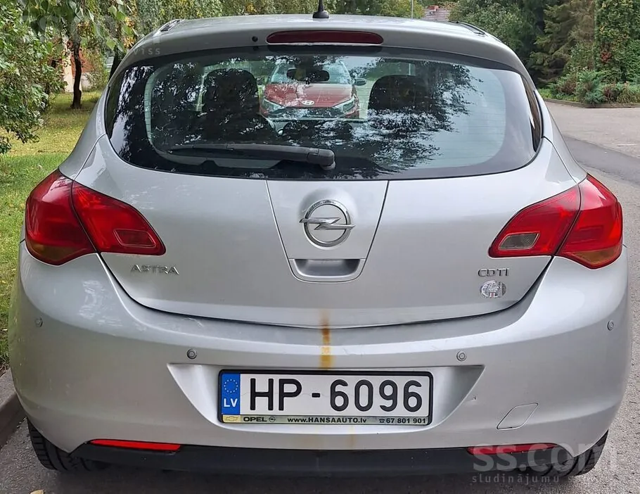 Opel Astra 2011 photo 2