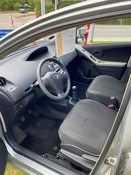 Toyota Yaris 2011 photo 3