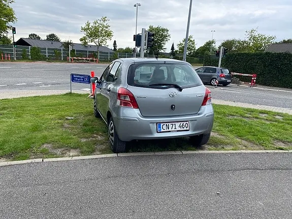 Toyota Yaris 2011 photo 2