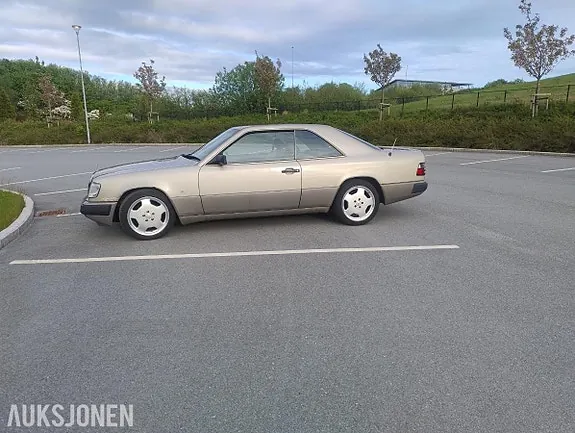 Mercedes-Benz E-Class 1989 photo 2