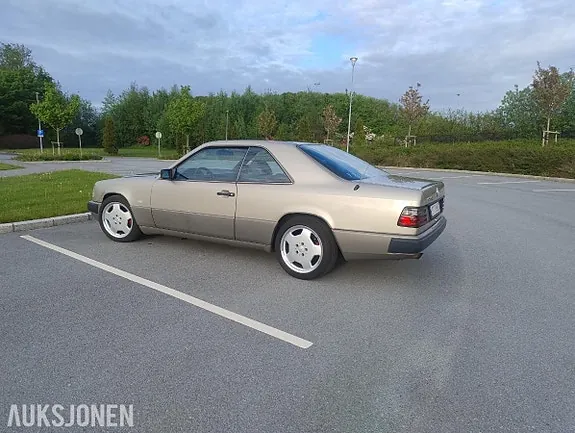 Mercedes-Benz E-Class 1989 photo 3