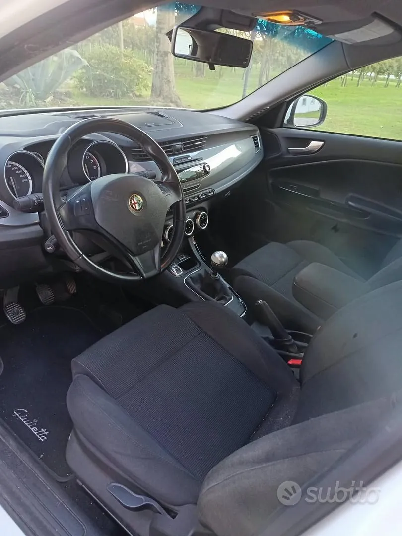 Alfa Romeo Giulietta 2012 photo 4