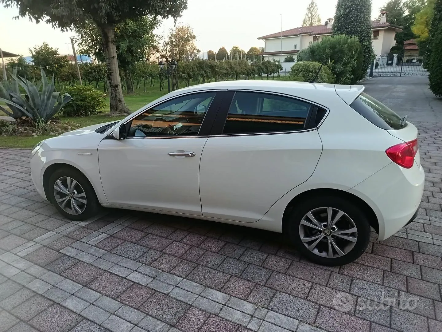 Alfa Romeo Giulietta 2012 photo 2