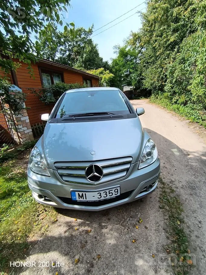 Mercedes-Benz B180 2011 photo 2