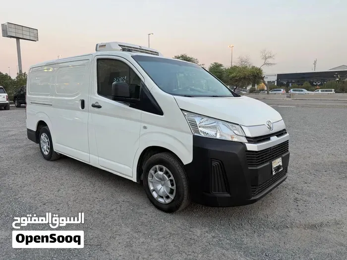 Toyota Hiace 2021 photo 2
