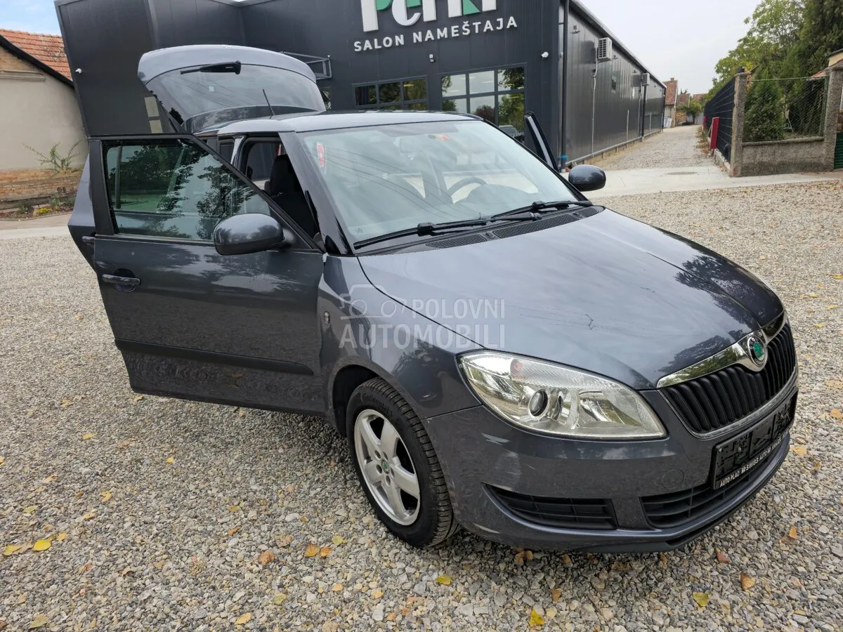 Skoda Fabia 2012 photo 3