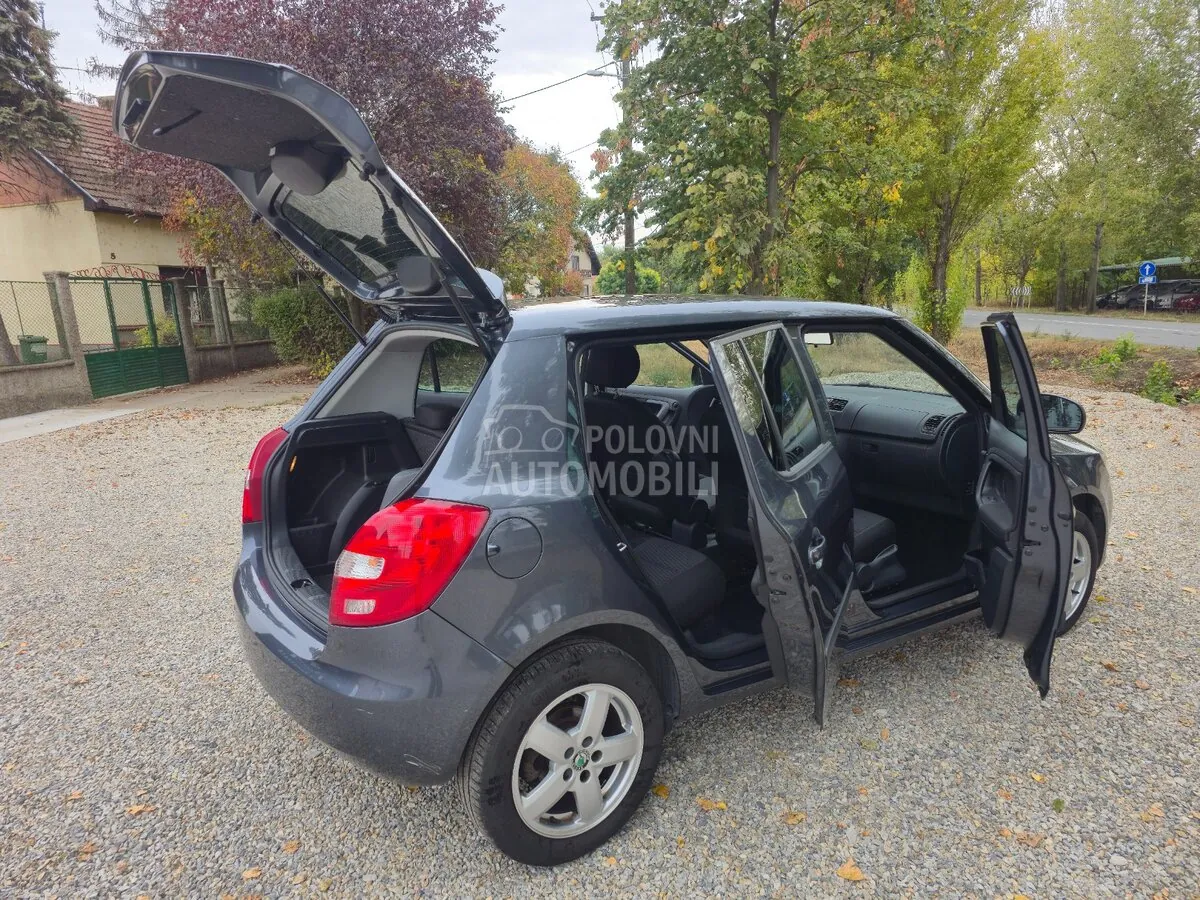Skoda Fabia 2012 photo 4