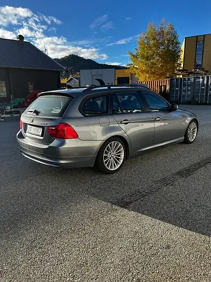 BMW 318D 2010 photo 2