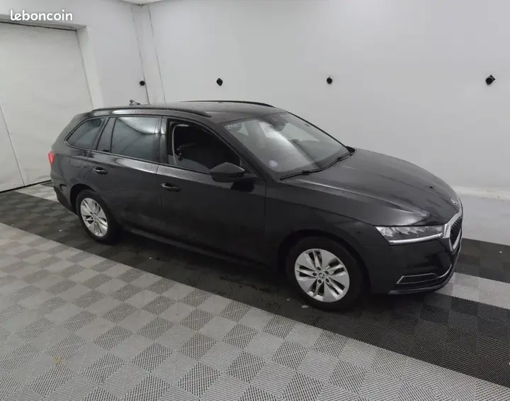 Skoda Octavia 2024 photo 2