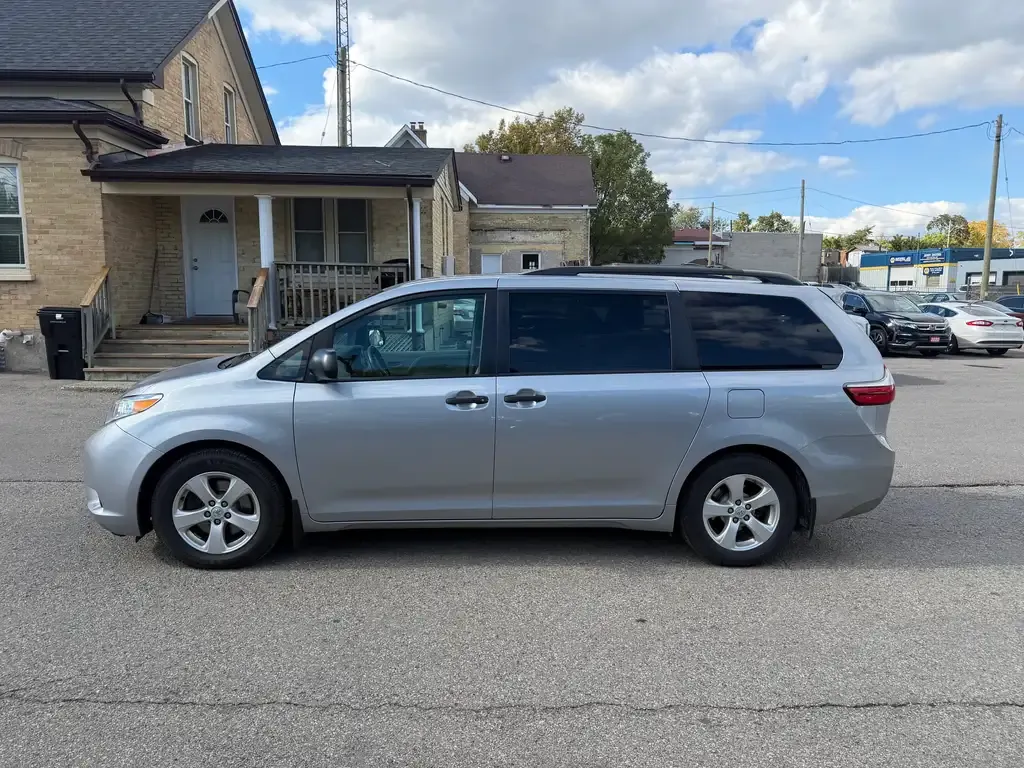 Toyota Sienna 2015 photo 2