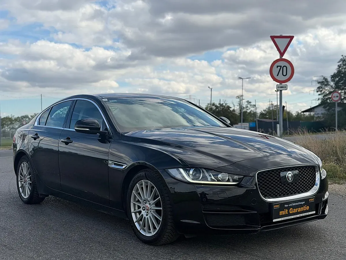 Jaguar Xe 2016 photo 2