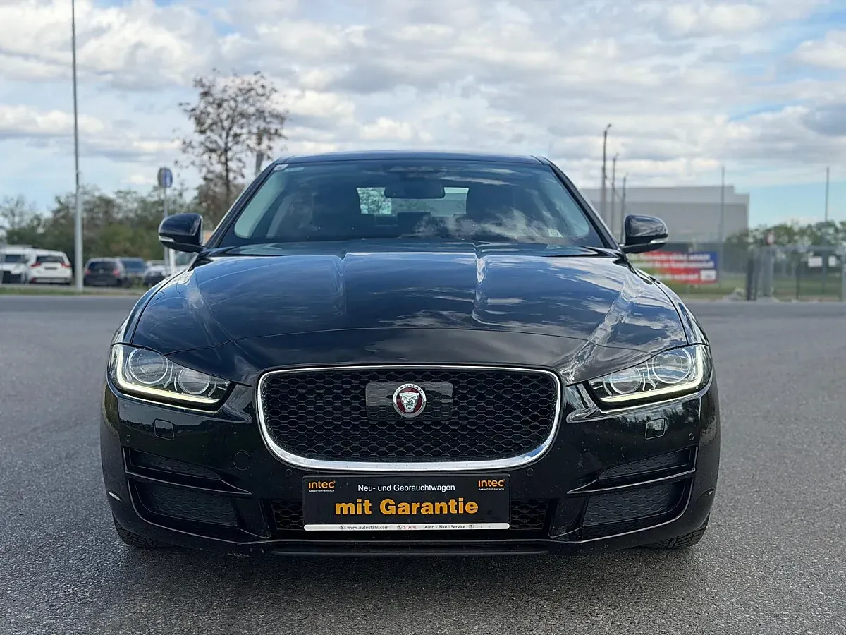 Jaguar Xe 2016 photo 3