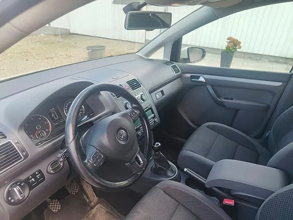 Volkswagen Touran 2011 photo 2