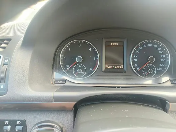 Volkswagen Touran 2011 photo 3