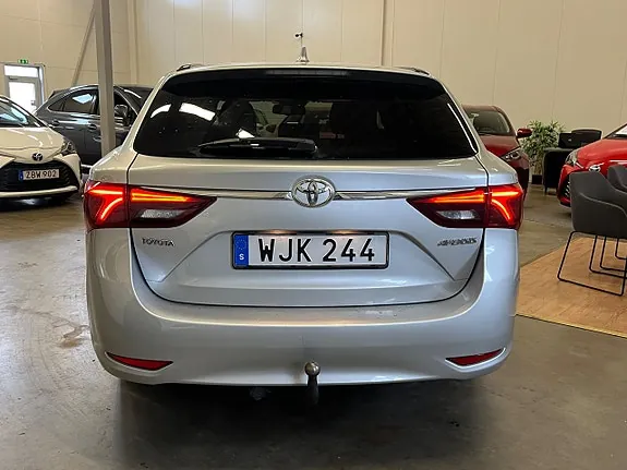 Toyota Avensis 2016 photo 5
