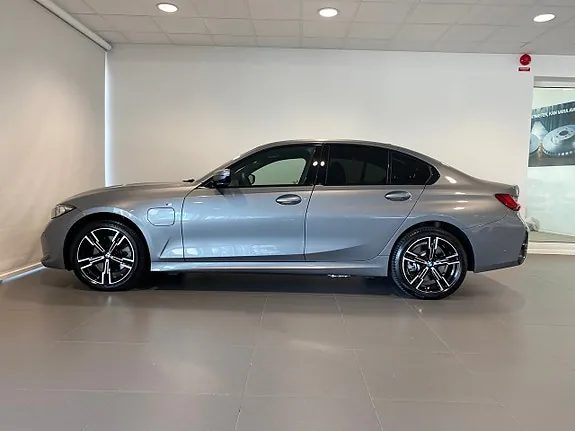 BMW 330E 2025 photo 2
