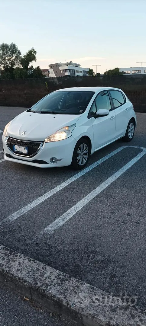 Peugeot 208 2013 photo 2