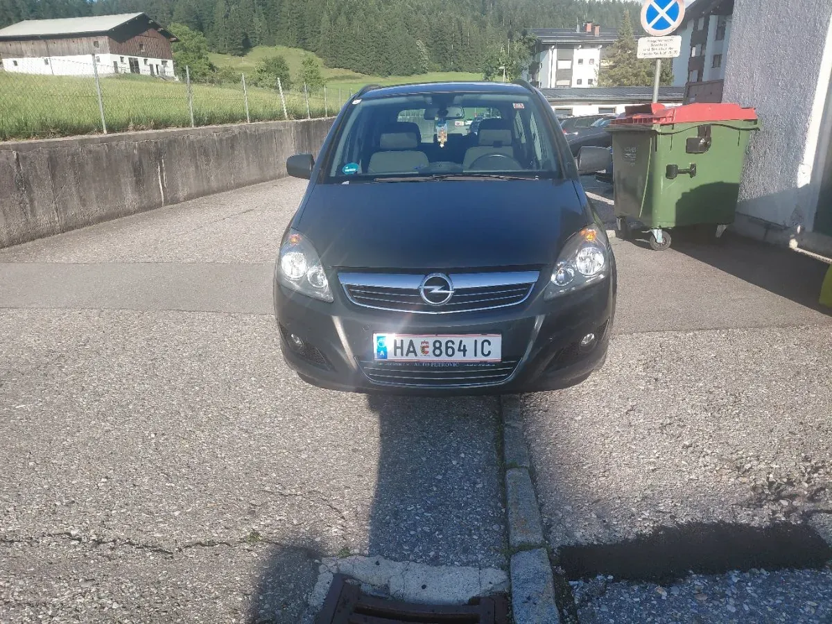 Opel Zafira 2013 photo 2