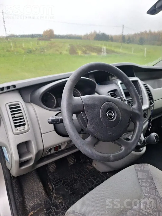 Opel Vivaro 2011 photo 2