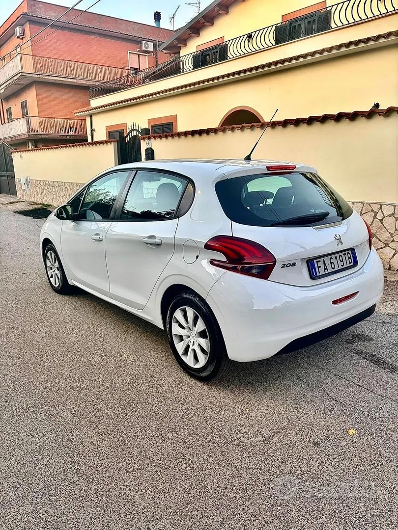 Peugeot 208 2015 photo 4