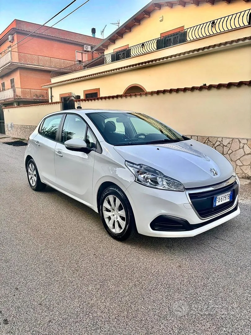 Peugeot 208 2015 photo 3