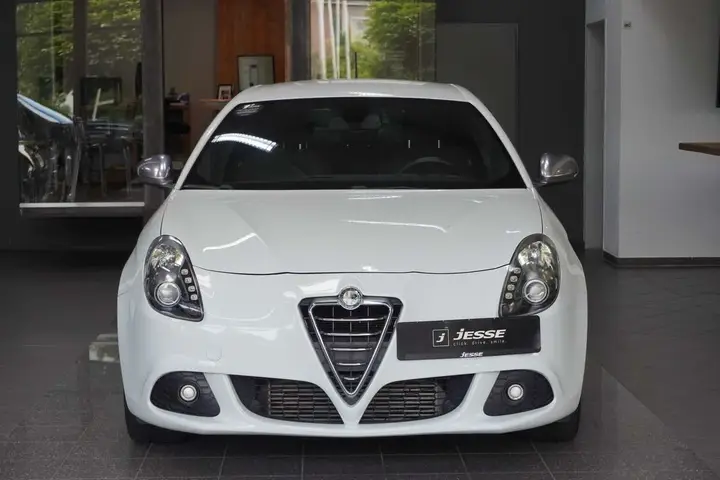 Alfa Romeo Giulietta 2013 photo 2