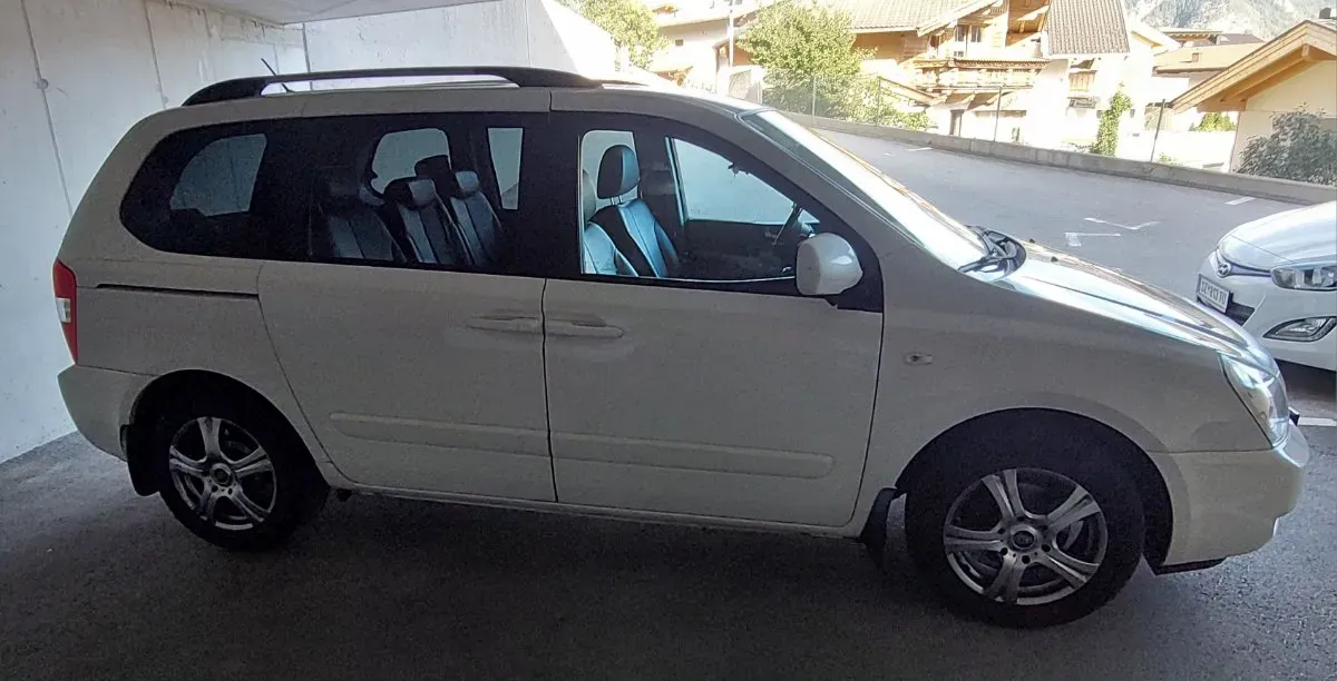 Kia Carnival 2009 photo 2