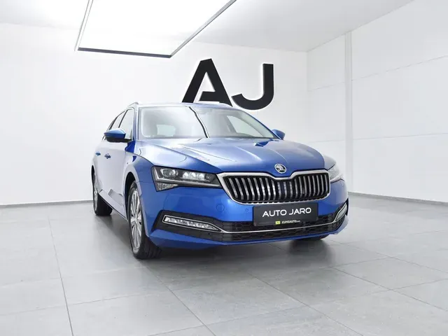 Skoda Superb Combi 2023 photo 2