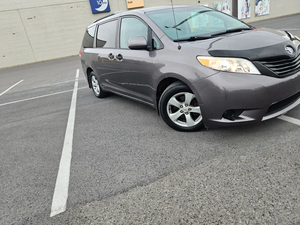 Toyota Sienna 2011 photo 3
